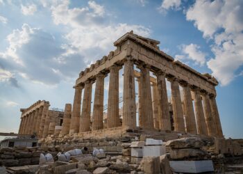 Tronditet Greqia! Gjendet trupi i djegur i një gruaje në parking