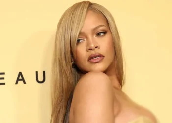 Nuk keni për ta njohur, Rihanna zbulon për herë të parë flokët e saj natyralë