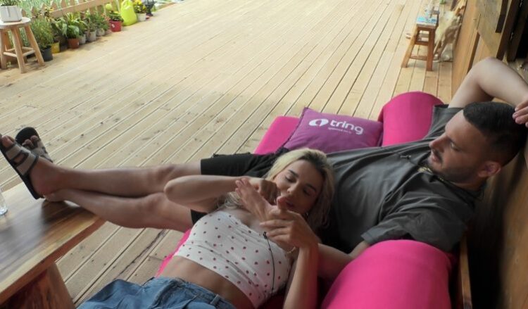 Baby G dhe Dijonisi të përqafuar, fermerja i shkruan një mesazh në dorë