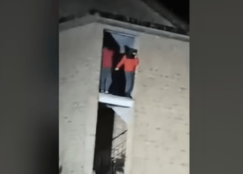 Video/ Dy azilkërkues në Britani hipin në ndërtesë, kërcënojnë se do të vetëvriten