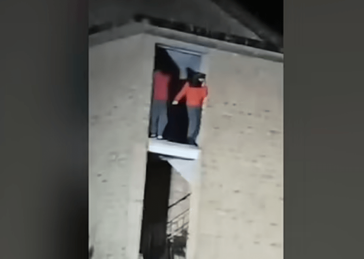 Video/ Dy azilkërkues në Britani hipin në ndërtesë, kërcënojnë se do të vetëvriten