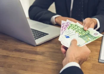 Ju kurrë nuk do t’i merrni paratë tuaja nëse ua jepni hua këtyre shenjave