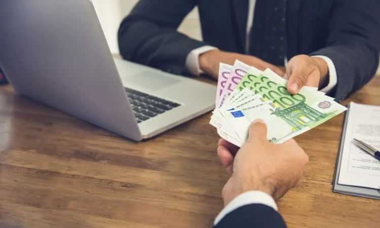 Ju kurrë nuk do t’i merrni paratë tuaja nëse ua jepni hua këtyre shenjave