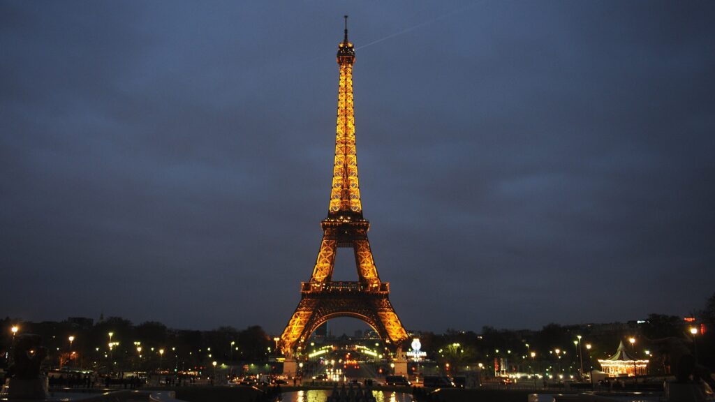 Lajm jo i mirë për turistët! Rritet çmimi i biletave për të vizituar Kullën Eiffel
