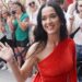 Katy Perry zbulon këngën e re “Woman’s World” në veshjen me gjatësi 200 metra