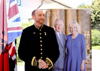 Qesharake! Shqipet me X, Ambasadori britanik trumbeton marrëdhëniet mes dy vendeve