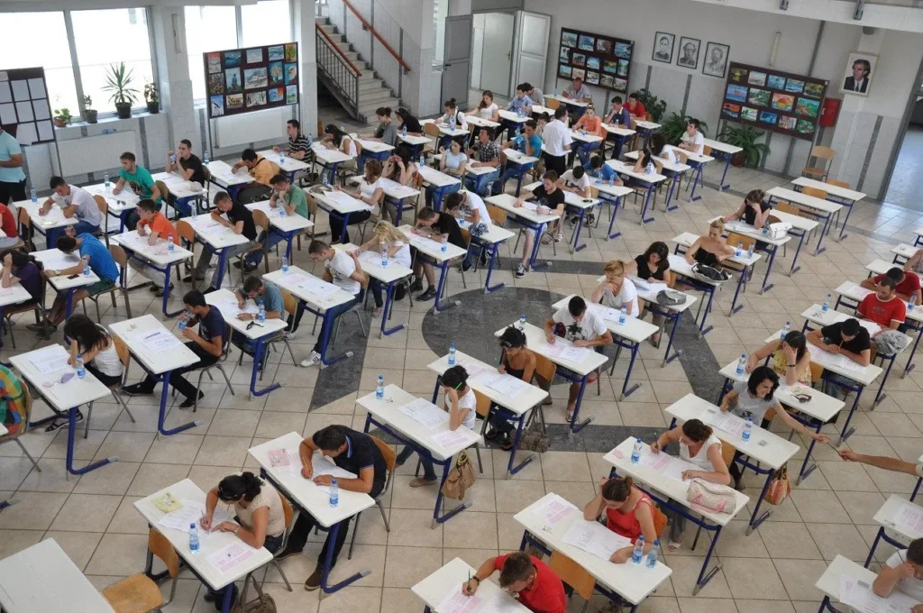 Provimet e lirimit, rreth 29 mijë nxënës testohen sot në matematikë