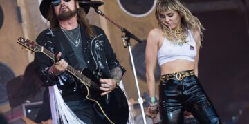 Miley Cyrus flet si rrallë herë për të atin: Unë i kam ngjarë atij, është narcist