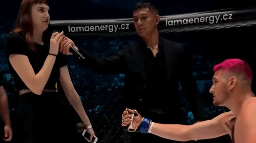 Humbi ndeshjen, mundësi i MMA i propozon partneres brenda ringut, ja ç’ndodhi