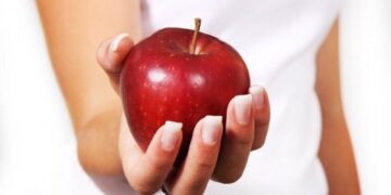 Vera erdhi, ja 6 frutat që mund t’ju ndihmojnë të humbni peshë