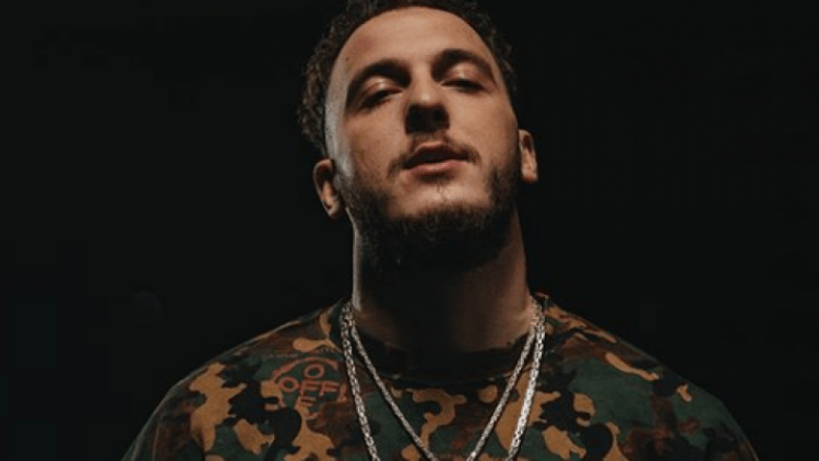 “Mbani telefonat afër”/ Ç’po paralajmëron Mozzik?