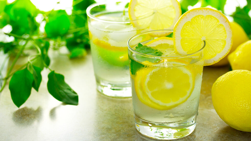 10 përfitime të mahnitshme të ujit me limon
