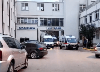 Lushnje/ Bashkëshorti i ndërroi jetë, 51-vjeçarja kallëzon mjeken për neglizhencë