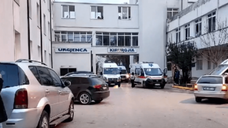 Lushnje/ Bashkëshorti i ndërroi jetë, 51-vjeçarja kallëzon mjeken për neglizhencë