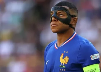 Mori goditje gjatë lojës/ Flet Mbappe për maskën: E bezdisshme!