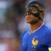 Mori goditje gjatë lojës/ Flet Mbappe për maskën: E bezdisshme!