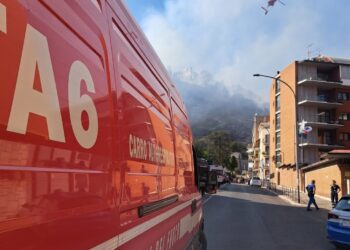 Zjarr në parkun Ponte di Nona pranë qendrës tregtare të Romës Lindore