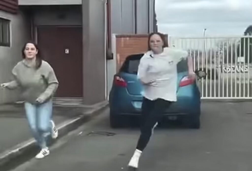 Blogerja kap live sherrin, gruaja i thyen xhamin e makinës