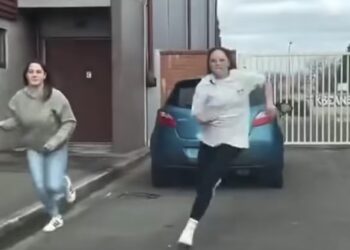 Blogerja kap live sherrin, gruaja i thyen xhamin e makinës