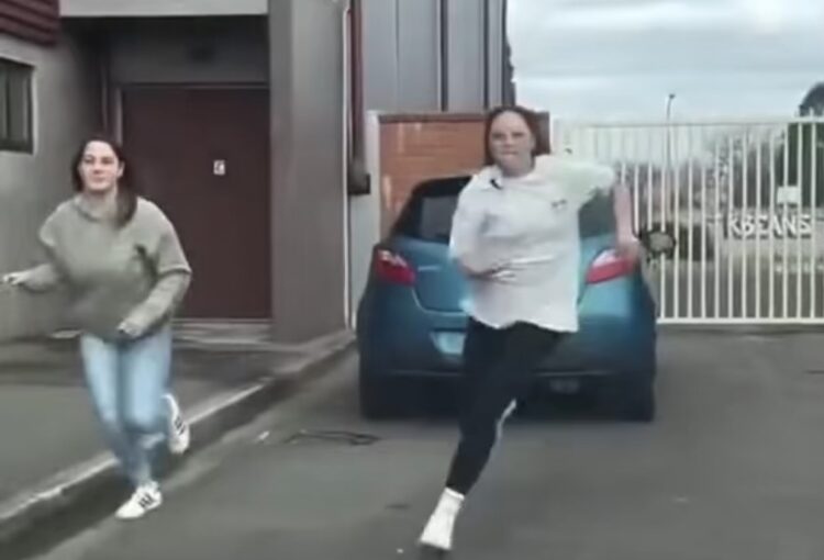 Blogerja kap live sherrin, gruaja i thyen xhamin e makinës