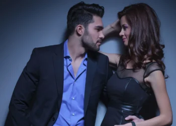 Puthje e pak dashuri për të zbuluar se ç’fshihet pas këtyre shenjave të zodiakut