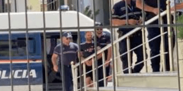 Vrau me thikë bashkëjetuesin e ish-gruas, mbetet në burg 39-vjeçari