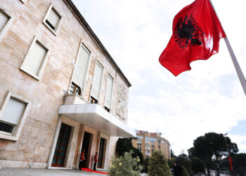 Hidhet molotov drejt Kryeministrisë, digjet plotësisht dera kryesore