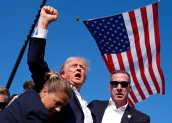 Flamujt gjysmështizë/Historia drithëruese e 1 prej të vrarëve në sulmin ndaj Trump