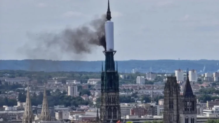 Detaje të reja nga katedralja franceze, vihen nën kontroll flakët