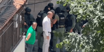 Merr fund makthi në Korçë,RENEA hyn në banesën e shtetasit që qëllonte me armë