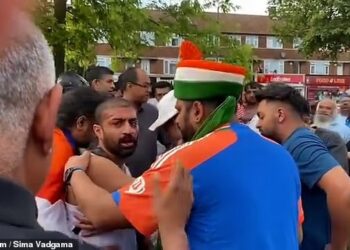 Tronditëse/ Tifozi bie nga shtylla ndërsa përpiqej të lidhte një flamur në majë