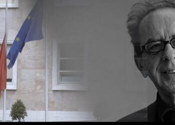 Flamujt në gjysmështizë, Tirana në zi për Ismail Kadarenë