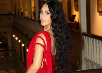 Kim Kardashian kritikohet për paraqitjen në dasmën e shumëpërfolur në Indi