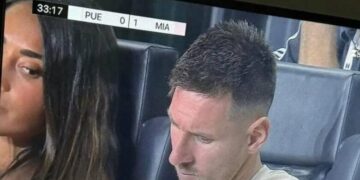 Virale/ Kapet “mat” partnerja e Mess-it duke parë me cep të syrit telefonin e tij