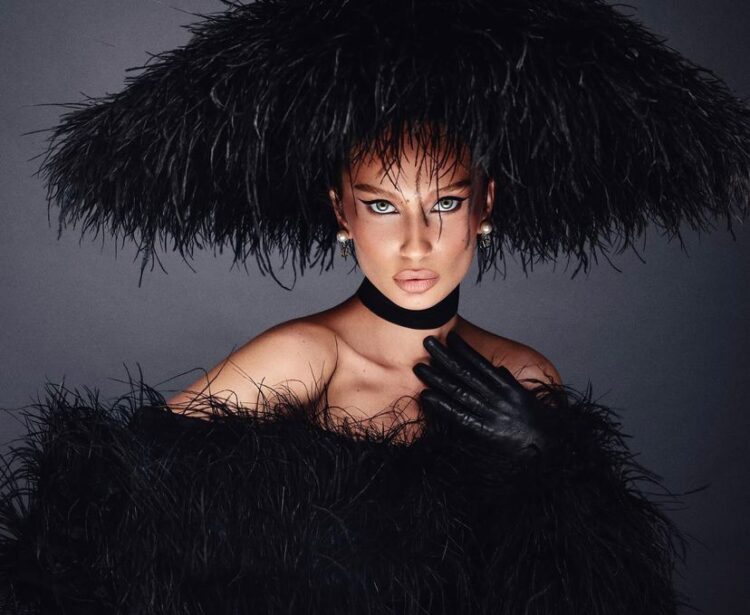 “RIP Agolli” ,Gafa e modeles shqiptare për humbjen Kadaresë bën xhiron e rrjetit