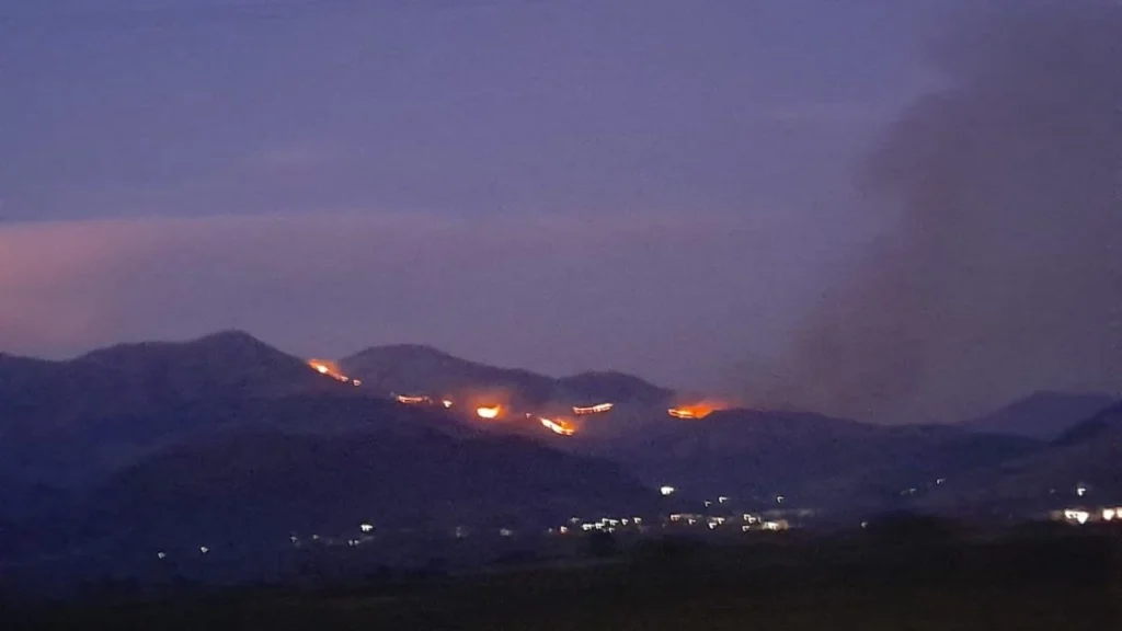 Përkeqësohet zjarri mbi Delvinë! Zjarrfikësit dhe banorët në luftë me flakët