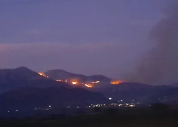 Përkeqësohet zjarri mbi Delvinë! Zjarrfikësit dhe banorët në luftë me flakët