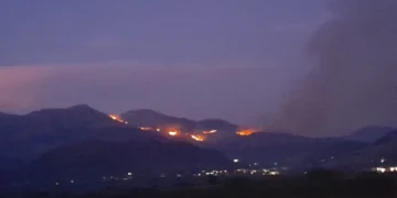 Përkeqësohet zjarri mbi Delvinë! Zjarrfikësit dhe banorët në luftë me flakët