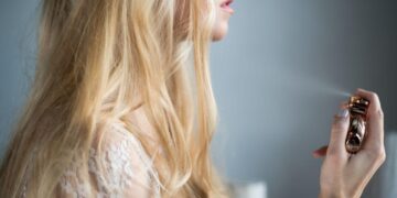 Zbuloni arsyet pse nuk duhet të vendosni parfum në flokët tuaj