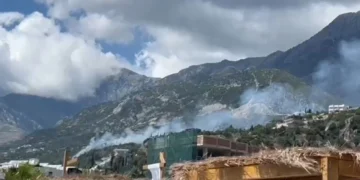 Zjarr masiv në Dhërmi, vihen banesat në rrezik