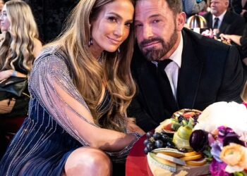 Ben Affleck rikthen unazën e martesës, shfaqet i tensionuar në parking