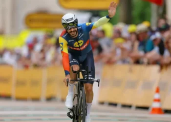 Gjobitet çiklisti francez, ndaloi të puthte gruan e tij: Do ta bëja sërish