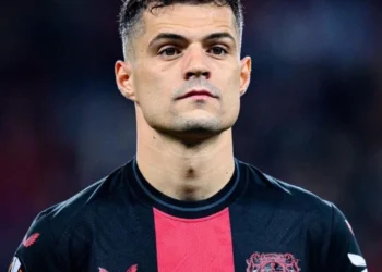 “Dy hapa përpara”, Xhaka me kunja ndaj ish ekipit