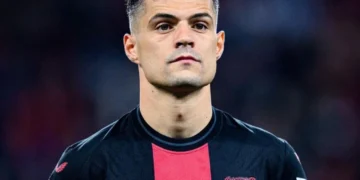 “Dy hapa përpara”, Xhaka me kunja ndaj ish ekipit