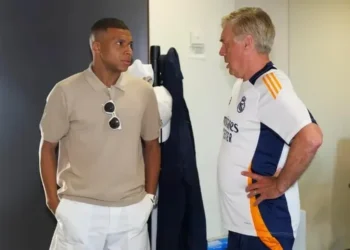 Ancelotti tallet me Mbappe pas prezantimit të bujshëm në Madrid