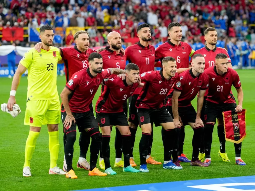 Liverpool në kërkim për mesfushor, ylli i Shqipërisë në radarin e “The Reds”
