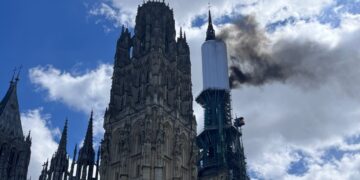 Përfshihet nga zjarri katedralja në Francë, një nga më të rëndësishmet dhe historike