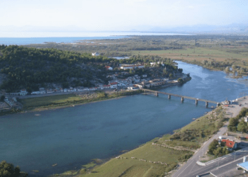 Nëna e gruas që tentoi të mbytej në lumë bashkë me fëmijët: Burri e ka dhunuar