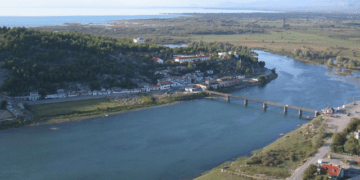 Nëna e gruas që tentoi të mbytej në lumë bashkë me fëmijët: Burri e ka dhunuar