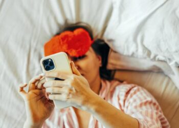 Jeni ju? Shenjat e horoskopit që harxhojnë më shumë kohë online